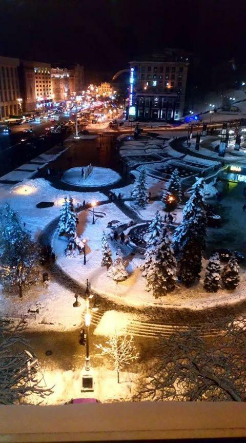 Independence Square - Khreschatyk. View On Independence Sq. Fountains 키예프 외부 사진