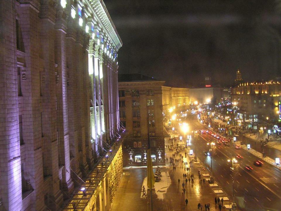 Independence Square - Khreschatyk. View On Independence Sq. Fountains 키예프 외부 사진