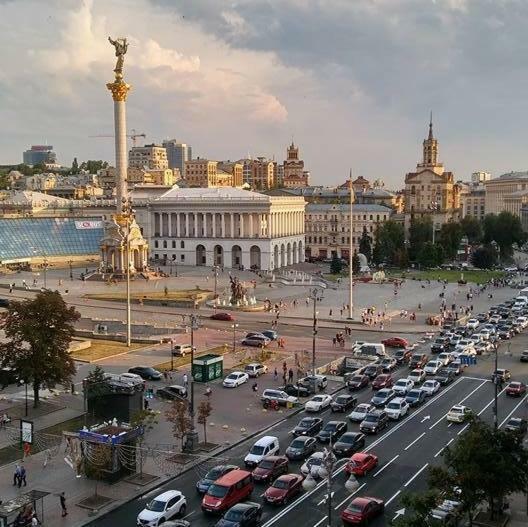 Independence Square - Khreschatyk. View On Independence Sq. Fountains 키예프 외부 사진