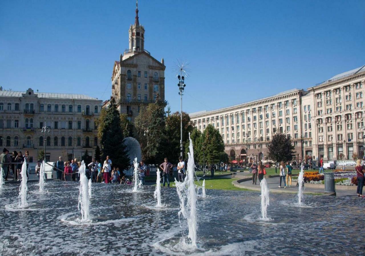 Independence Square - Khreschatyk. View On Independence Sq. Fountains 키예프 외부 사진